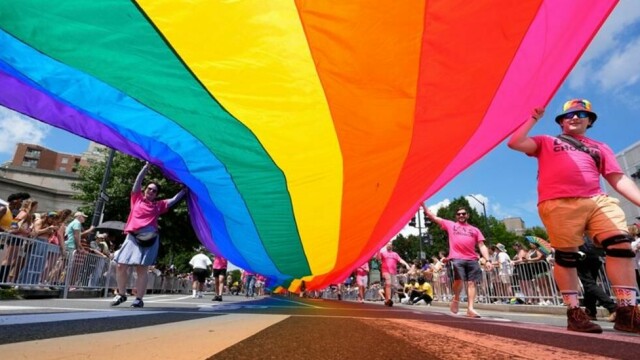 Det gigantiske regnbueflagget som var først i World Pride-paraden i Washington var like langt som tre fotballbaner.