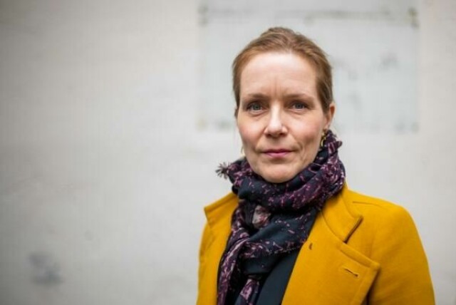 Riksantikvar Hanna Geiran følger nøye med på brannen i Lærdal lørdag, og håper på det beste. Hun kaller nok en brann i landets verneverdige trehusbebyggelse for tragisk.