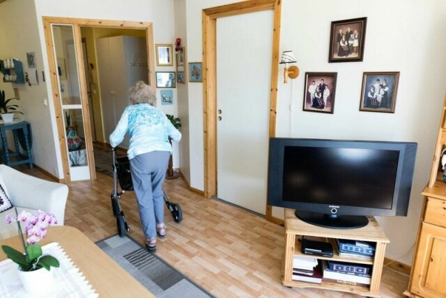 Statistisk sentralbyrå har sett på sammenhengen mellom alder, kjønn og familienettverk, fordi å ikke ha familie i geografisk nærhet, er et mål på sårbarhet for eldre, særlig for dem som bor alene.