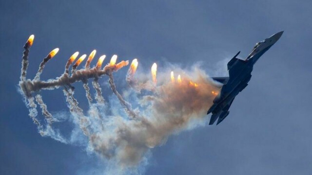 Et Sukhoj Su-35 under en oppvisning nær St. Petersburg i fjor. Det ukrainske luftforsvaret hevder å ha skutt ned et fly av typen over Kursk i Russland.
