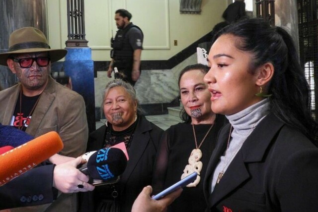 22 år gamle Hana-Rawhiti Maipi-Clarke (til høyre) er landets yngste politiker i det newzealandske parlamentet. Hun er nå suspendert i sju dager.