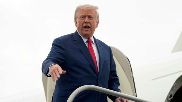 Trumps innreiseforbud trådte i kraft mandag. Her er han søndag på vei inn i presidentflyet Air Force One.