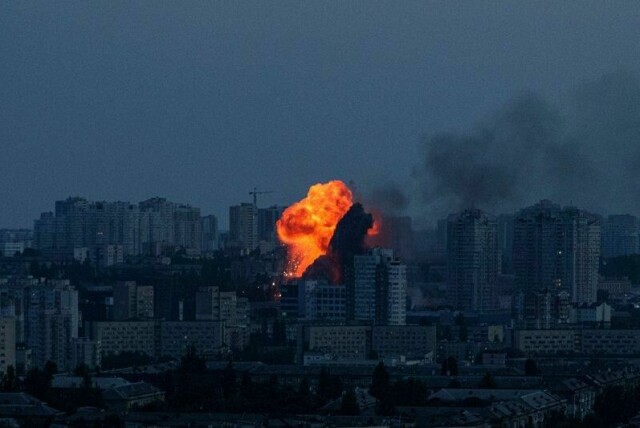En ildkule står i været etter et russisk angrep mot Kyiv natt til fredag.