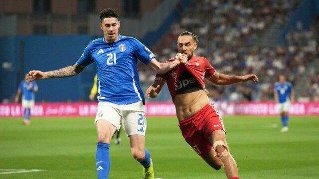 Moldovas Virgiliu Postolachi i duell med Italias Alessandro Bastoni i mandagens VM-kvalifiseringskamp.