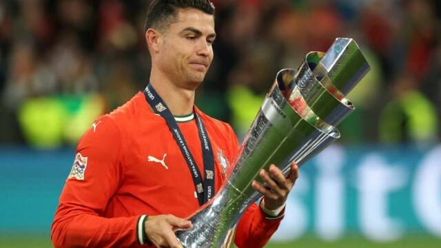Cristiano Ronaldo bekrefter at han signerer ny avtale med Al-Nassr.