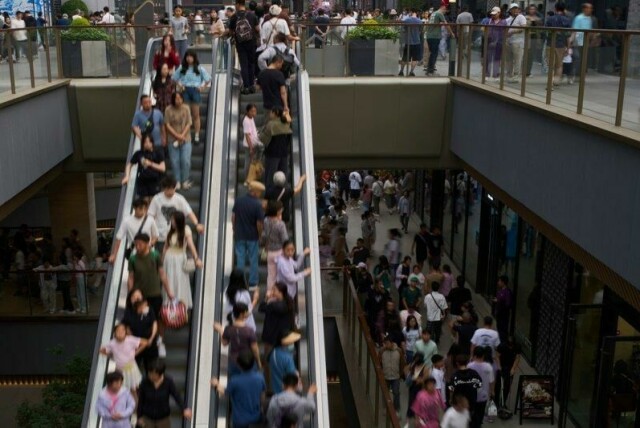 Kinas økonomi har vært saktegående siden slutten av koronapandemien. Bildet er fra åpningen av et nytt utendørs shoppingsenter som åpnet i Beijing 1. juni.
