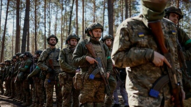 Krigen i Ukraina raser videre. Bildet viser ukrainske rekrutter under en øvelse i april.