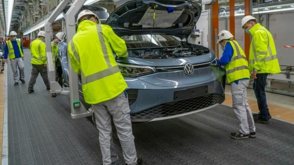 Elbiler har så langt vært alt annet enn lønnsomt for flere av de tradisjonelle bilprodusentene. Ifølge en ny rapport taper de i gjennomsnitt over 60.000 kroner per bil Dette bildet er fra produksjonen av Volkswagen ID.4. Rapporten sier ikke noe konkret om og eventuelt hvor mye Volkswagen taper på denne bilen.