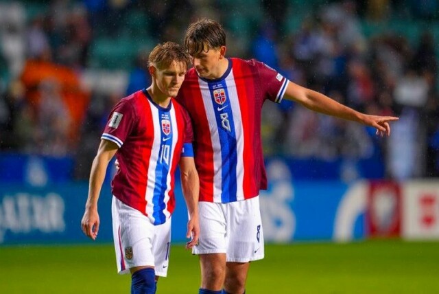 Sander Berge med Martin Ødegaard under EM-kvalifiseringskampen mot Estland.