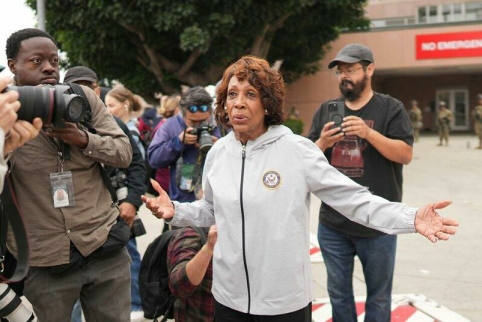 Kongresskvinne Maxine Waters snakker med medlemmer av Nasjonalgarden og pressen i sentrum av Los Angeles søndag. Kongresskvinne Maxine Waters snakker med medlemmer av Nasjonalgarden og pressen i sentrum av Los Angeles søndag. Foto: Eric Thayer / AP / NTB
