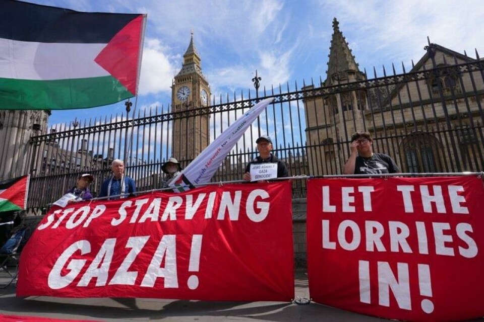Jøder faster utenfor Parlamentet i London 29. mai. De krever en slutt på Israels blokade av Gaza. Storbritannias statsminister har truet Israel med målrettede sanksjoner dersom de ikke stanser offensiven og opphever begrensningene på nødhjelp. Jøder faster utenfor Parlamentet i London 29. mai. De krever en slutt på Israels blokade av Gaza. Storbritannias statsminister har truet Israel med målrettede sanksjoner dersom de ikke stanser offensiven og opphever begrensningene på nødhjelp. Foto: Kirsty Wigglesworth / AP / NTB