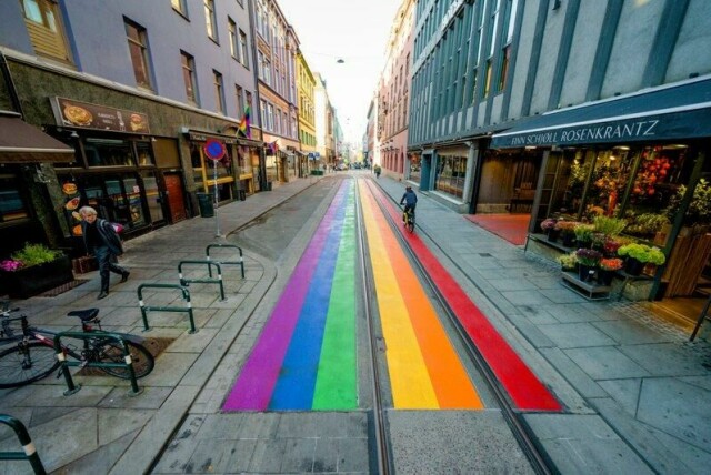 Rosenkrantz' gate utenfor London pub i Oslo er farget i regnbuefarger for å markere pride og terrorhandlingen som drepte to personer i 2022. En slik utsmykning er lov ifølge Statens vegvesen, men ikke å gjøre det samme i et gangfelt.
