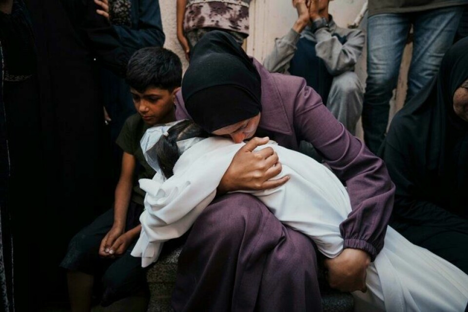 En palestinsk kvinne holder sin drepte datter Mayar Abu Odeh (8), som ble drept i et israelsk angrep mot Gaza 4. juni. Bildet er tatt på Shifa-sykehuset i Gaza by. En palestinsk kvinne holder sin drepte datter Mayar Abu Odeh (8), som ble drept i et israelsk angrep mot Gaza 4. juni. Bildet er tatt på Shifa-sykehuset i Gaza by. Foto: Jehad Alshrafi / AP / NTB