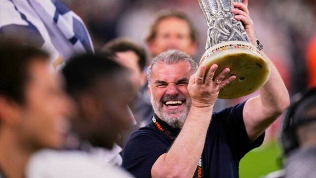 Ange Postecoglou smilte bredt etter å ha vunnet europaligaen med Tottenham, men han blir ikke med videre som klubbens manager.