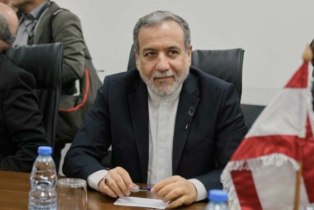 Irans utenriksminister Abbas Araghchi deltar denne uken på fredsmeklingskonferansen Oslo Forum før han skal lede Irans delegasjon i atomsamtalene med USA. Iran sier den neste runden i samtalene skal holdes i Omans hovedstad Muskat søndag. Arkivfoto: Bilal Hussein / AP / NTB
