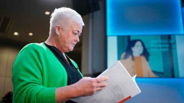 Moren til Spydeberg-tvillingene som døde under behandling i barnevernet, Kirsti Skogsholm, meddeler på Facebook at hun gruer seg til rettssaken. Her fra en pressekonferansen om barnevernet.