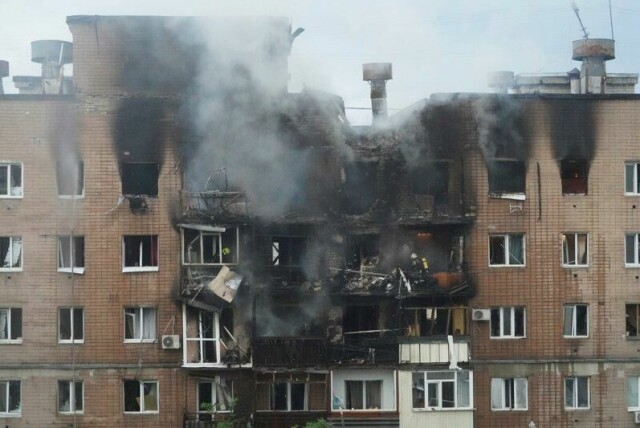 18 boligblokker ble ødelagt i et angrep mot Kharkiv natt til lørdag.