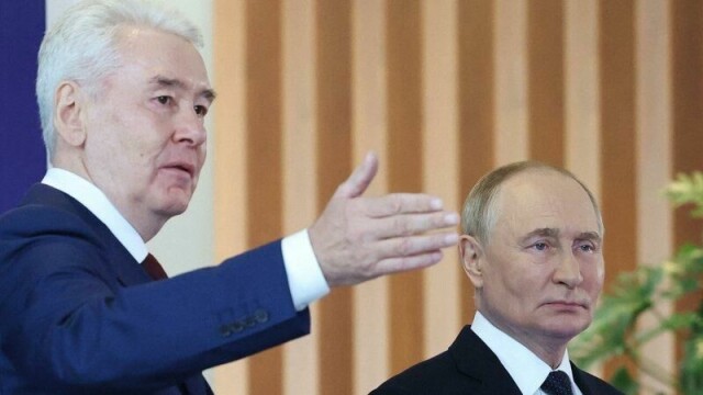 Det er Moskvas borgermester, Sergej Sobjanin, skom kommer med opplysningene. Her er han avbildet med Vladimir Putin.