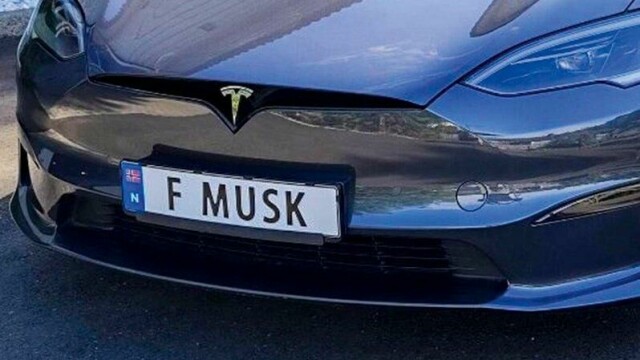 – Når man kjører rundt med skiltet «F Musk» protesterer man litt hver dag, sier Svein Nesøen, som søkte og fikk innvilget bilskiltet «F Musk» for konen sin, Priscilla Andersen.