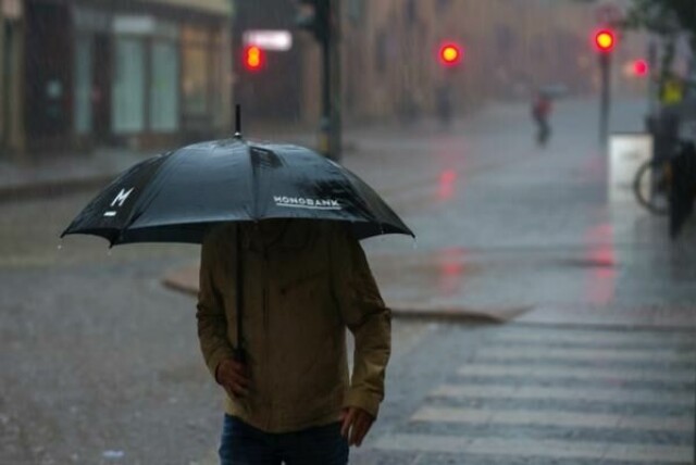 Søndag har det vært lokalt kraftige byger med både regn, hagl og torden. Illustrasjonsfoto: Cornelius Poppe / NTB
