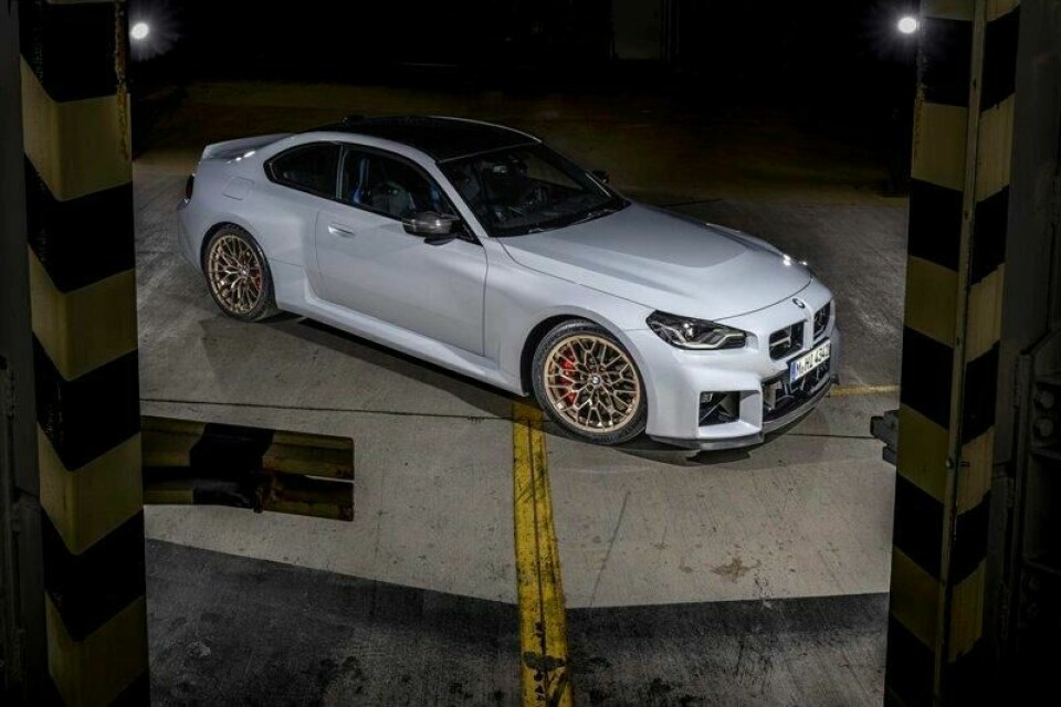 BMW M2 CS har en rekke endringer på utsiden, sammenlignet med en vanlig M2. Blant annet er speilhus og tak av karbonfiberforsterket plast, frontsplitteren er i matt sort plast og grillen skiller seg mer ut enn før. BMW M2 CS har en rekke endringer på utsiden, sammenlignet med en vanlig M2. Blant annet er speilhus og tak av karbonfiberforsterket plast, frontsplitteren er i matt sort plast og grillen skiller seg mer ut enn før. Foto: BMW
