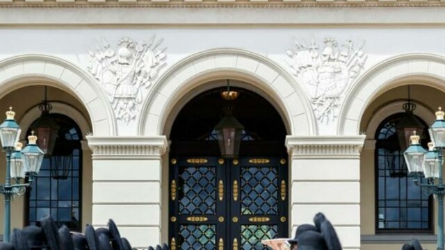 Kong Harald (f.h.), dronning Sonja og kronprins Haakon var til stede da Kongens Garde holdt drilloppvisning på Slottsplassen fredag.