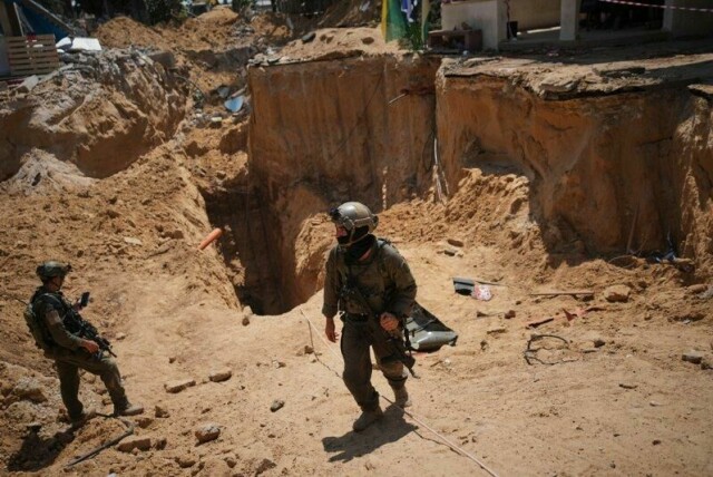 Israelske soldater står ved inngangen av en tunnel under Det europeiske sykehuset i Khan Younis i Sør-Gaza søndag. En liten gruppe internasjonale journalister fikk adgang til tunnelen, som Israel hevder ble brukt av Hamas.