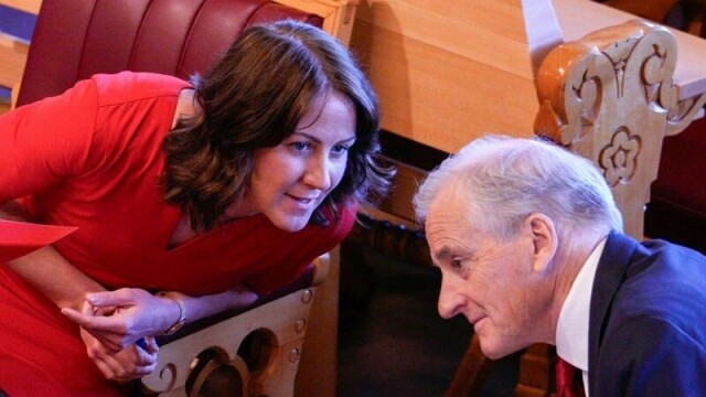 Arbeids- og inkluderingsminister Tonje Brenna og statsminister Jonas Gahr Støre i Stortinget.