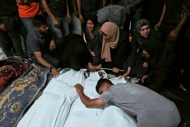 Israel har i gjennomsnitt drept 90 palestinere daglig siden angrepene på Gazastripen begynte i oktober 2023. Her sørger pårørende over ofre onsdag i forrige uke.