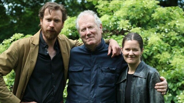 Skuespillerne Herbert Nordrum (fra venstre), regissør Hans Petter Moland og skuespiller Asta August er klare for å spille inn filmen «Markens grøde».