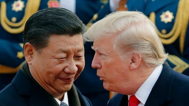 Kinas president Xi Jinping og USAs Donald Trump har møttes tidligere, men deltar ikke i handelssamtalene i London denne uken. der et knippe ministre er samlet i håp om å dempe spenningen i handelskonflikten mellom de to landene. Arkivfoto: Andy Wong / AP / NTB