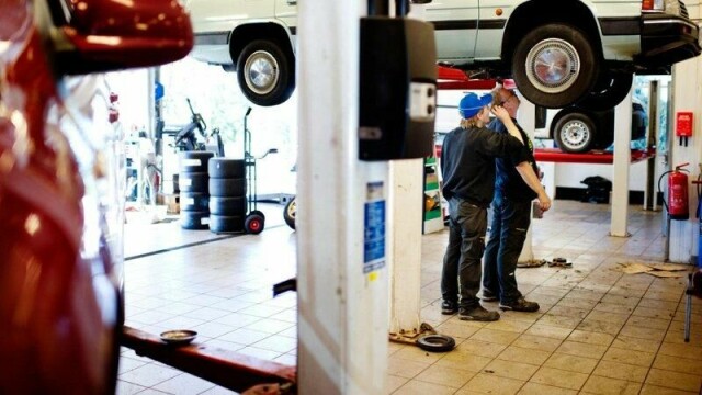 Bil- og verkstedbransjen kommer godt ut om det nye forslaget blir vedtatt. Her blir en gammel Mazda inspisert hos Mekonomen på Kolbotn.