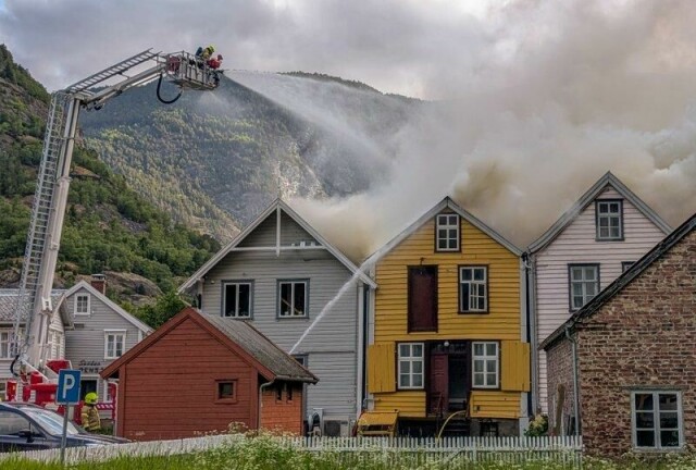 Politiet har avhørt flere vitner etter lørdagens brann i Lærdal. To eldre bygninger fikk brannskader. Ingen personer kom til skade.