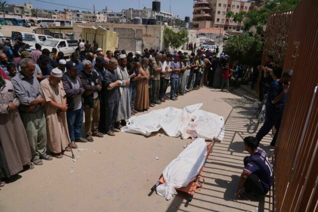 Palestinere i en begravelse for personer som er drept i israelske flyangrep, utenfor Nasser-sykehuset i Khan Younis i Gaza.