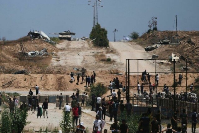Mange palestinere er de siste ukene skutt og drept i nærheten av stiftelsen GHFs omstridte matutdelingssentraler sør i Gaza. Bildet viser israelske stridsvogner som tar stilling i Khan Younis 29. mai.