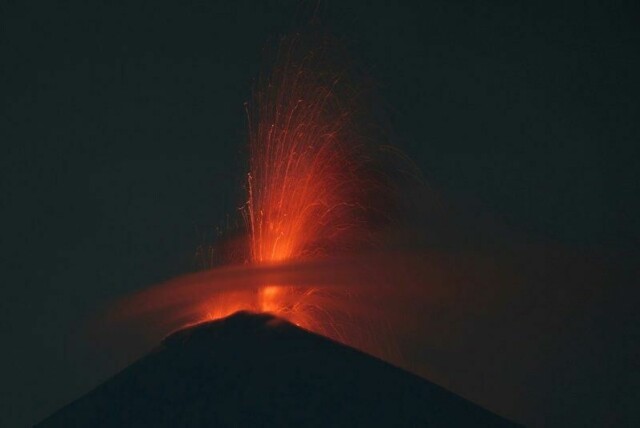 Lava strømmer ut fra krateret til vulkanen Fuego i Guatemala.
