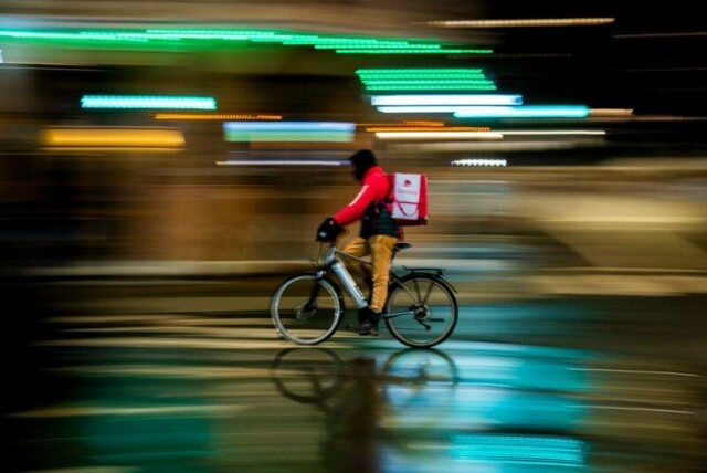 Politiet i Oslo mistenker at organiserte kriminelle nettverk fra Romania står bak en omfattende rekruttering av matbud i hovedstaden. Selskapene Foodora og Wolt sier de ønsker å rydde opp i situasjonen.