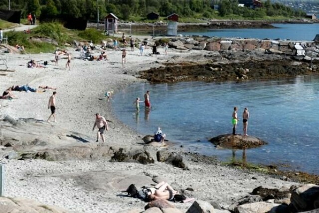 Det blir ikke sommervær på stranda i Telegrafbukta i Tromsø med det første, må meteorologen slå fast. Hetebølgen fra Sør-Europa stopper i Trøndelag.
