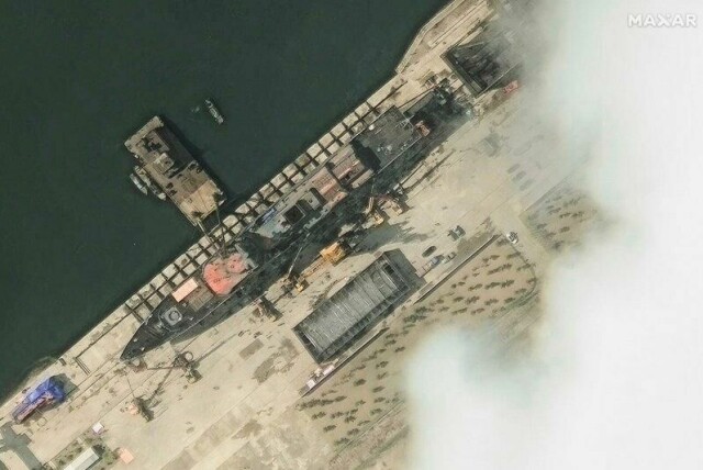 Dette satellittbildet viser krigsskipet ligge på land noen dager før den mislykkede sjøsettingen.