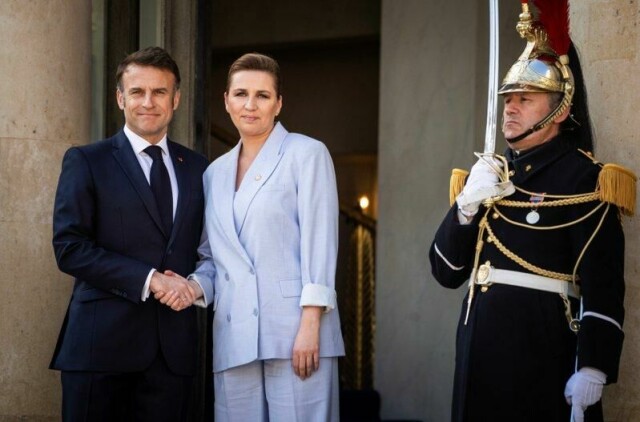 Frankrikes president Emmanuel Macron skal møte Danmarks statsminister i Grønland neste uke. Her er de avbildet under et toppmøte i Paris i mars.
