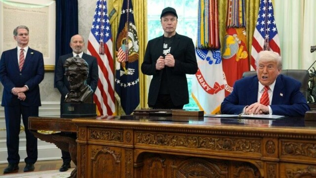 Skal vi tro Steve Bannon gikk det hardt for seg mellom Scott Bessent og Elon Musk i korridoren utenfor Det ovale kontor. Bildet ble tatt på et senere tidspunkt enn da episoden Bannon forteller om skal ha hendt.