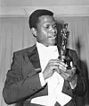 Sidney Poitier var den første svarte personen til å vinne Oscar for beste skuespiller. Det gjorde han i 1963 for filmen «Markens liljer».