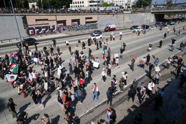 Demonstranter blokkerte søndag en motorvei i Los Angeles.