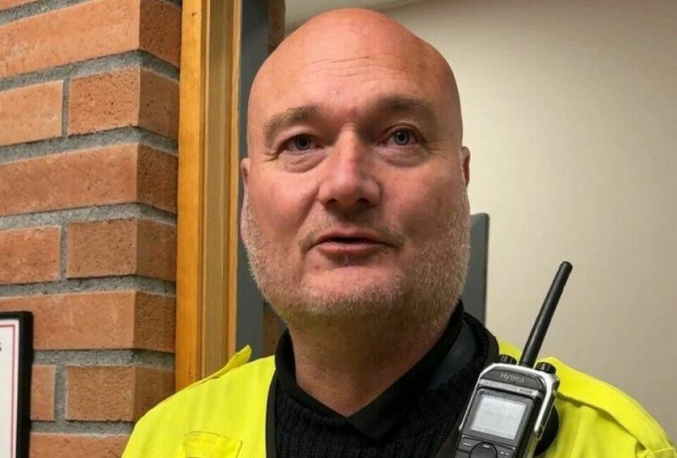 Seniorinspektør Bjørn Uno Rogneby forteller at de kommer over skilter som dette av og til. Ofte er det snakk om bileiere som har tatt en «snarvei» for å erstatte skilt som har falt av eller blitt stjålet. Men noen ganger er det også mer alvorlig. Seniorinspektør Bjørn Uno Rogneby forteller at de kommer over skilter som dette av og til. Ofte er det snakk om bileiere som har tatt en «snarvei» for å erstatte skilt som har falt av eller blitt stjålet. Men noen ganger er det også mer alvorlig. Foto: Broom