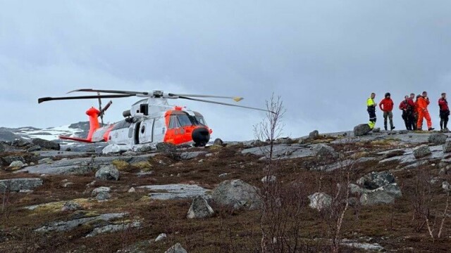 Redningshelikopter på ulykkesstedet etter at en bil kjørte ut i et vann på Bjørnefjell i Narvik i Nordland mandag.