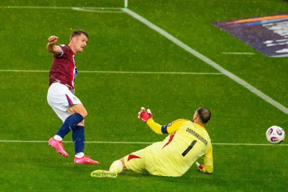 Alexander Sørloth scorer Norges ledermål i VM-kvalifiseringskampen mot Italia. Gianluigi Donnarumma er sjanseløs. Alexander Sørloth scorer Norges ledermål i VM-kvalifiseringskampen mot Italia. Gianluigi Donnarumma er sjanseløs. Foto: Erik Flaaris Johansen / NTB
