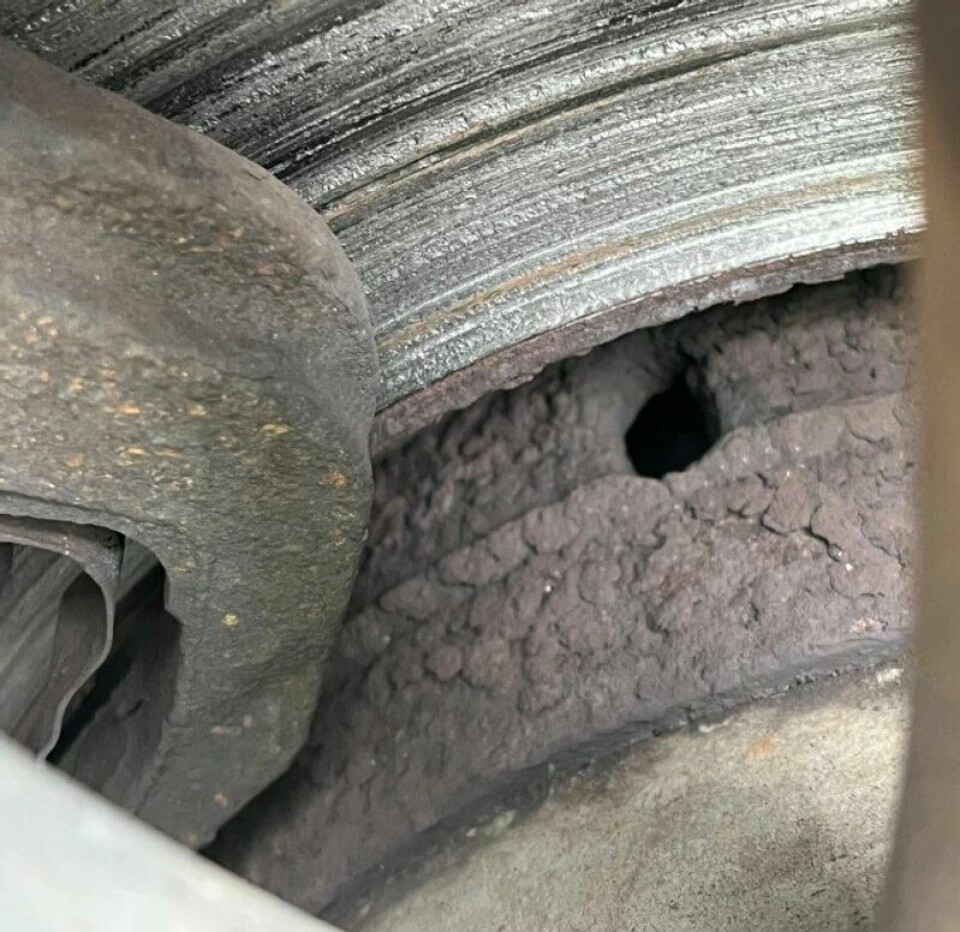 Dette bildet tok kontrollørene av bremsene på bilen. De var helt utslitte. Dette bildet tok kontrollørene av bremsene på bilen. De var helt utslitte. Foto: Statens vegvesen