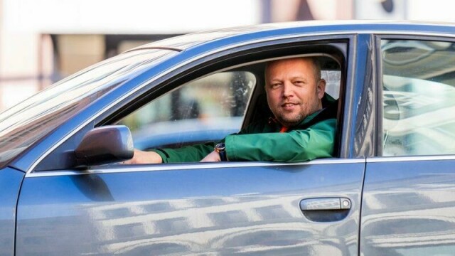 Sp-leder Trygve Slagsvold Vedum i sin Audi A6 2002-modell utenfor Stortinget.