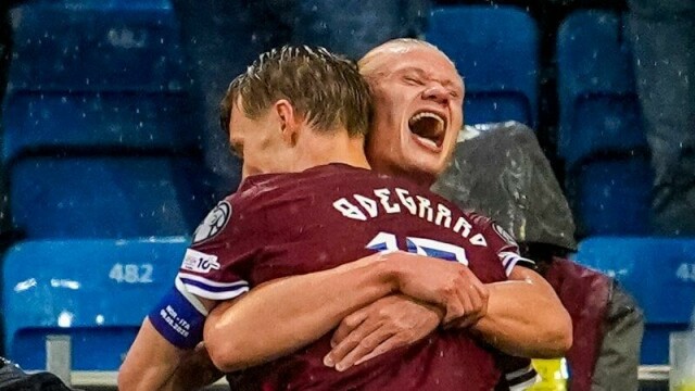 Erling Braut Haaland og Martin Ødegaard feirer 3-0-målet mot Italia i VM-kvalifisieringen fredag.