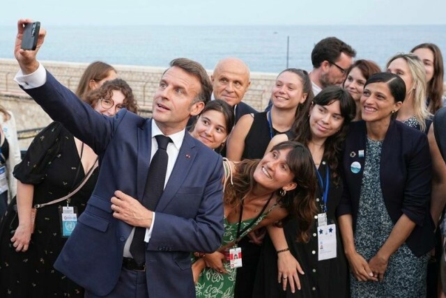 Den franske presidenten er på plass med et stort team på konferansen i Nice, en fransk by ved Middelhavet. I sin tale ba han om et internasjonal forbud mot gruvedrift på havbunnen
